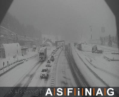 Verkeersinfo_EU's tweet photo. ⚠️❄️ Nog altijd problemen op de route via de #Brennerpas door #Italië (#A22) en #Oostenrijk (#A13). Tussen Sterzing en Innsbruck zijn in beide richtingen delen van de weg afgesloten door hevige #sneeuwval. #wintersport https://t.co/5uxr0ngHdE