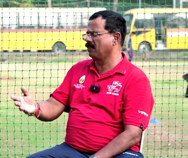 SPORTYVISHAL's tweet photo. Dinesh Lad said, "I went to director sir with the form and requested him to please give freeship to Rohit Sharma.

The director said, why do u want this for him, I said sir he is a poor and talented boy &amp; we also need players so please help him and the director gave freeship". https://t.co/Zh52o6g5jT