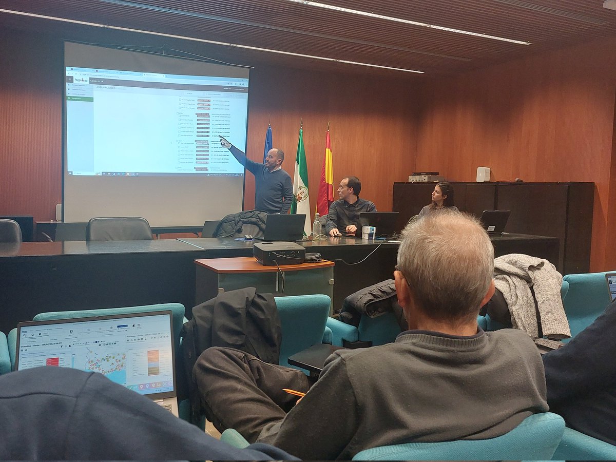 Plan_INFOCA's tweet photo. Hoy, en la Delegación Territorial de @MedioAmbAND en #Sevilla, se ha celebrado una nueva jornada de formación en el sistema integral de gestión de #Emergencias #fiResponse. Operadores y técnicos del #COR y el #COPSevilla, han podido conocer las capacidades de la nueva aplicación. https://t.co/uDXdObVDr8
