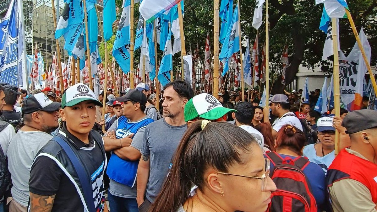 Reprimen por pedir un plato de comida arriba de la mesa. Quienes gobiernan no tienen ni corazón no vergüenza! 
El Pueblo no va a quedarse dormido!
#CTA  #BastaDeAjustarAlPueblo