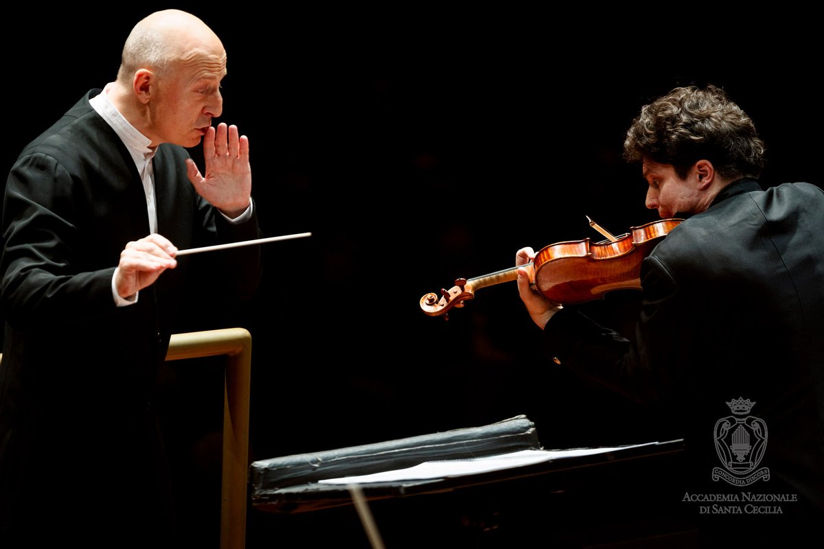 Alcuni scatti del concerto di ieri: un programma stupendo diretto da @paavo_jarvi e un magistrale debutto per Augustin Hadelich insieme alla nostra Orchestra.