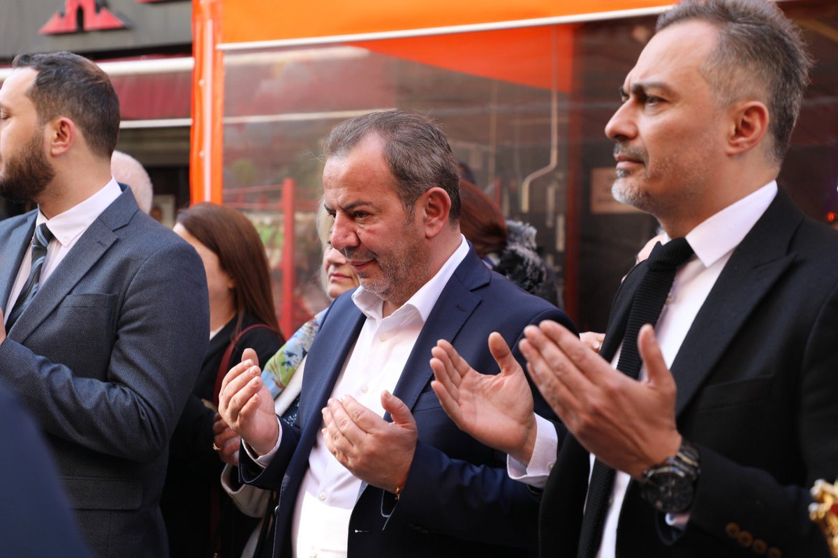 Bolu Belediye Başkanımız Sayın Tanju Özcan, Tabaklar Mahallesi Börekçiler Sokak’ta hizmete giren “Hot Döner” adlı işletmenin açılış törenine katıldı.