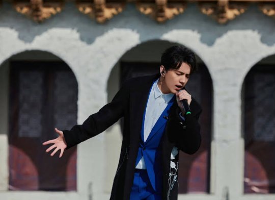 DearFaby1's tweet photo. @Lnda1904 @dimash_official DIMASH IS THE VOICE OF THE WORLD  
Seguro serán dos conciertos inigualables ,nos demostrará un vez más lo único que es 
#OmirByDimash  
#DimashConcertIstanbul 
#DimashConcertBudapest https://t.co/POkeiuqzVz