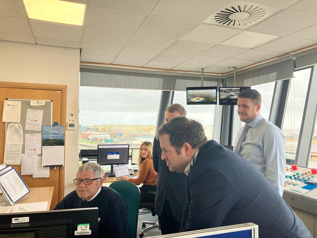 Today we were pleased to welcome @SDoughtyMP to ABP's Port of Cardiff for an update on port developments and plans for port. He met with the port's Marine team to talk through operations and braved a tour of the port in the pouring rain! ☔️