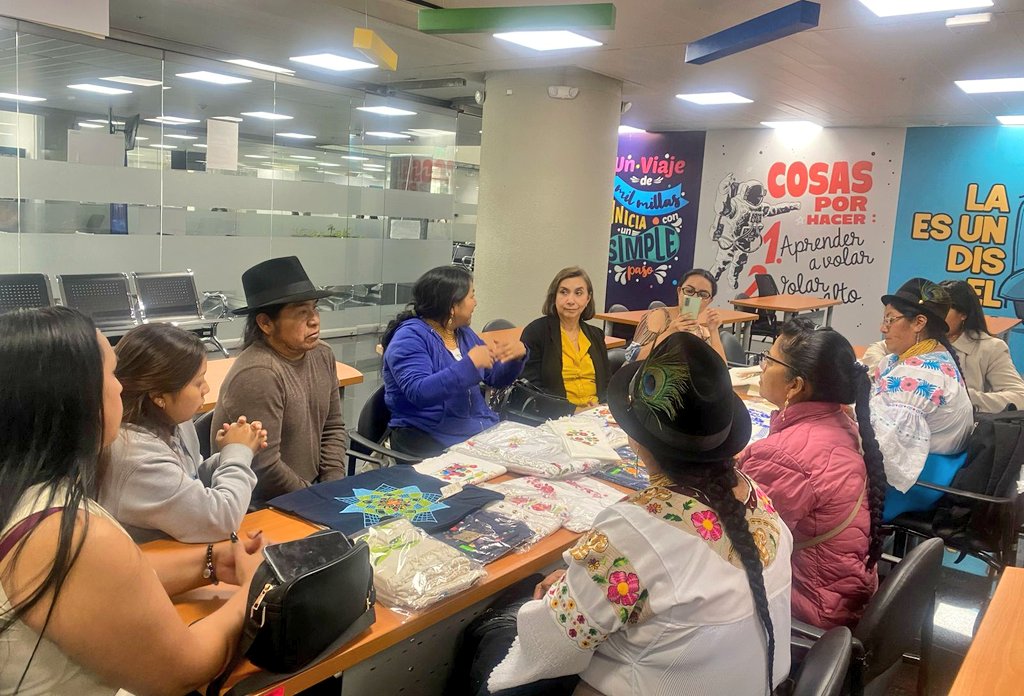 IEPS_Ec's tweet photo. En #ElNuevoEcuador la #EPS crece articuladamente 

Como parte de nuestro apoyo a los actores del sector textil EPS desarrollamos un intercambio de conocimientos en el Centro de Atención al Emprendedor de #Quito, a fin de crear articulación comercial entre ellos.

#UnSoloEcuador https://t.co/ZoyhfsXQJa