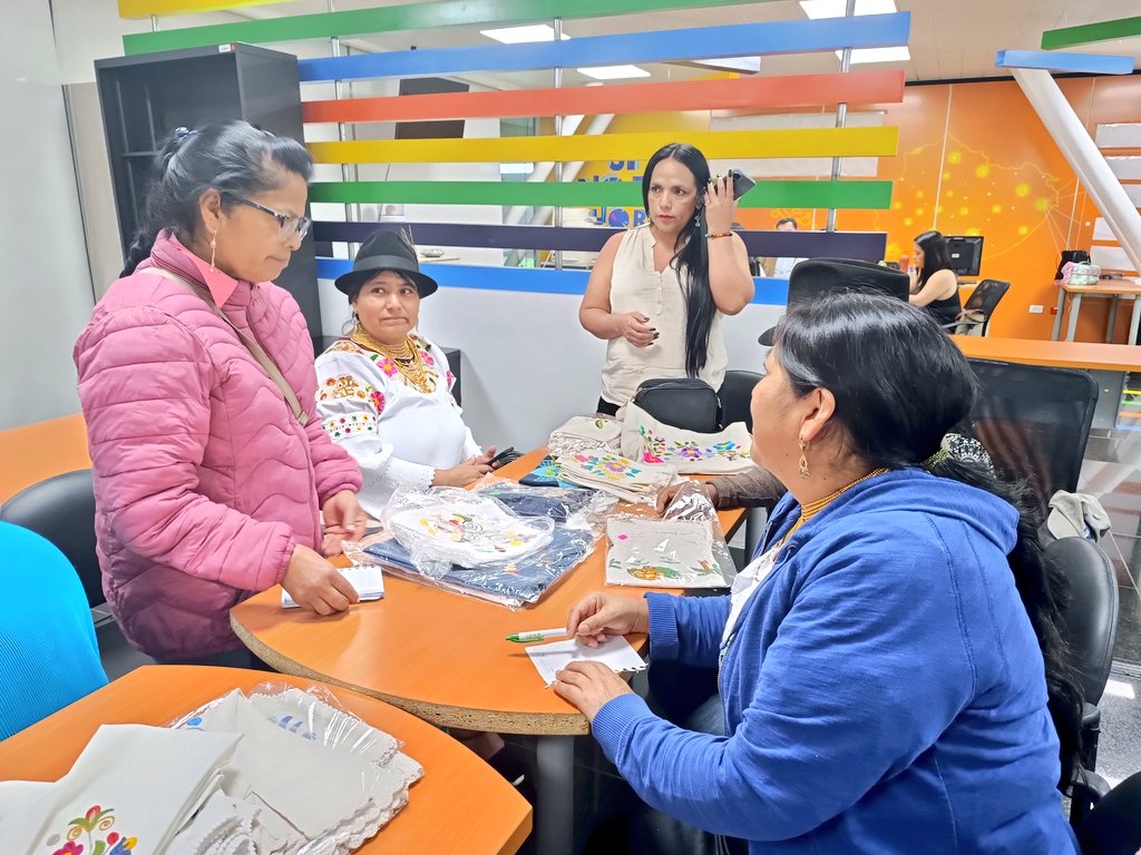 IEPS_Ec's tweet photo. En #ElNuevoEcuador la #EPS crece articuladamente 

Como parte de nuestro apoyo a los actores del sector textil EPS desarrollamos un intercambio de conocimientos en el Centro de Atención al Emprendedor de #Quito, a fin de crear articulación comercial entre ellos.

#UnSoloEcuador https://t.co/ZoyhfsXQJa