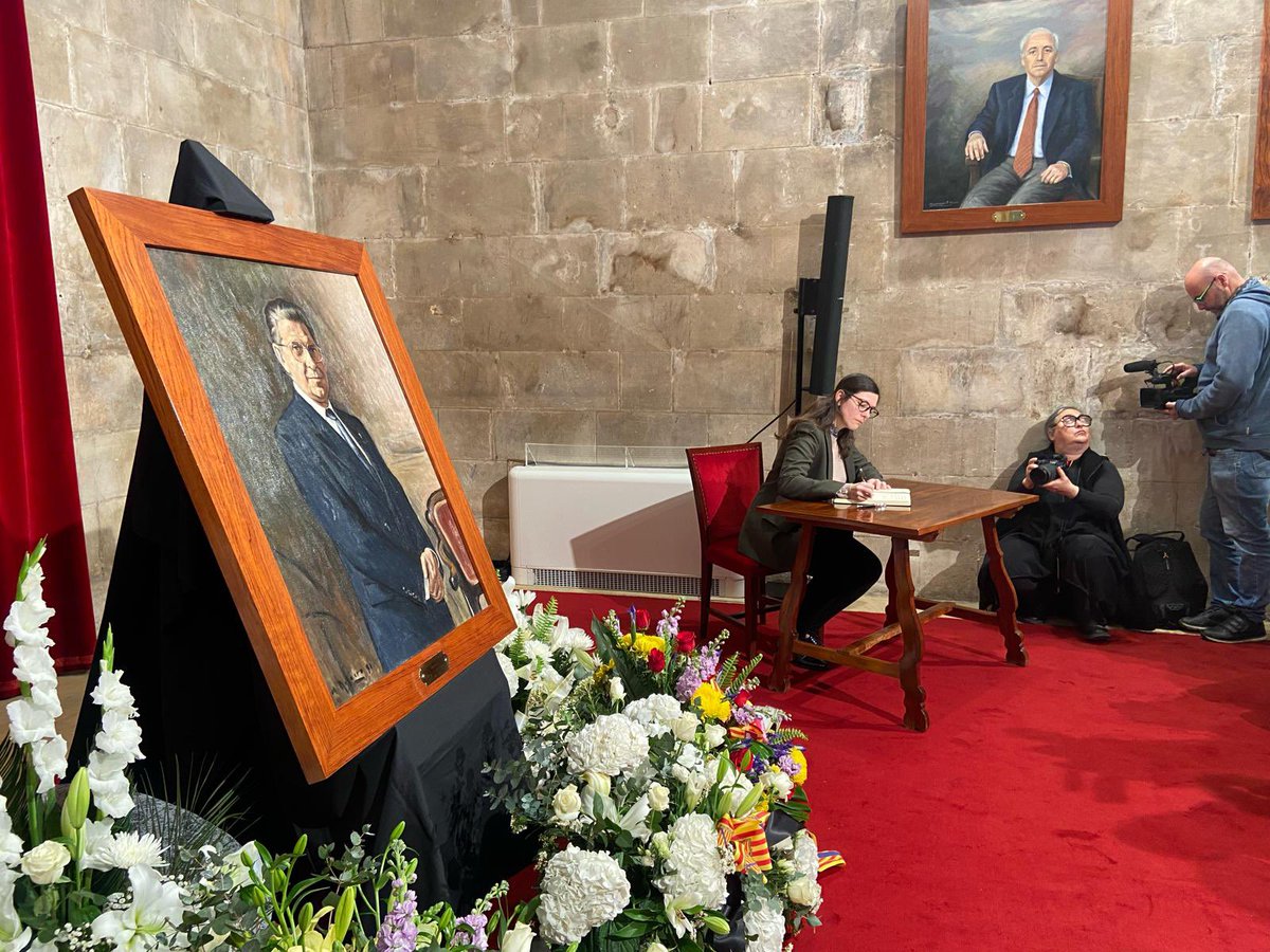Avui dematí he assistit al minut de silenci que s’ha convocat al Consolat de Mar per Jeroni Albertí i Picornell.

He signat el llibre de condols en nom de Banyalbufar, i he pogut donar el condol personalment als familiars que han estat presents a l’acte.