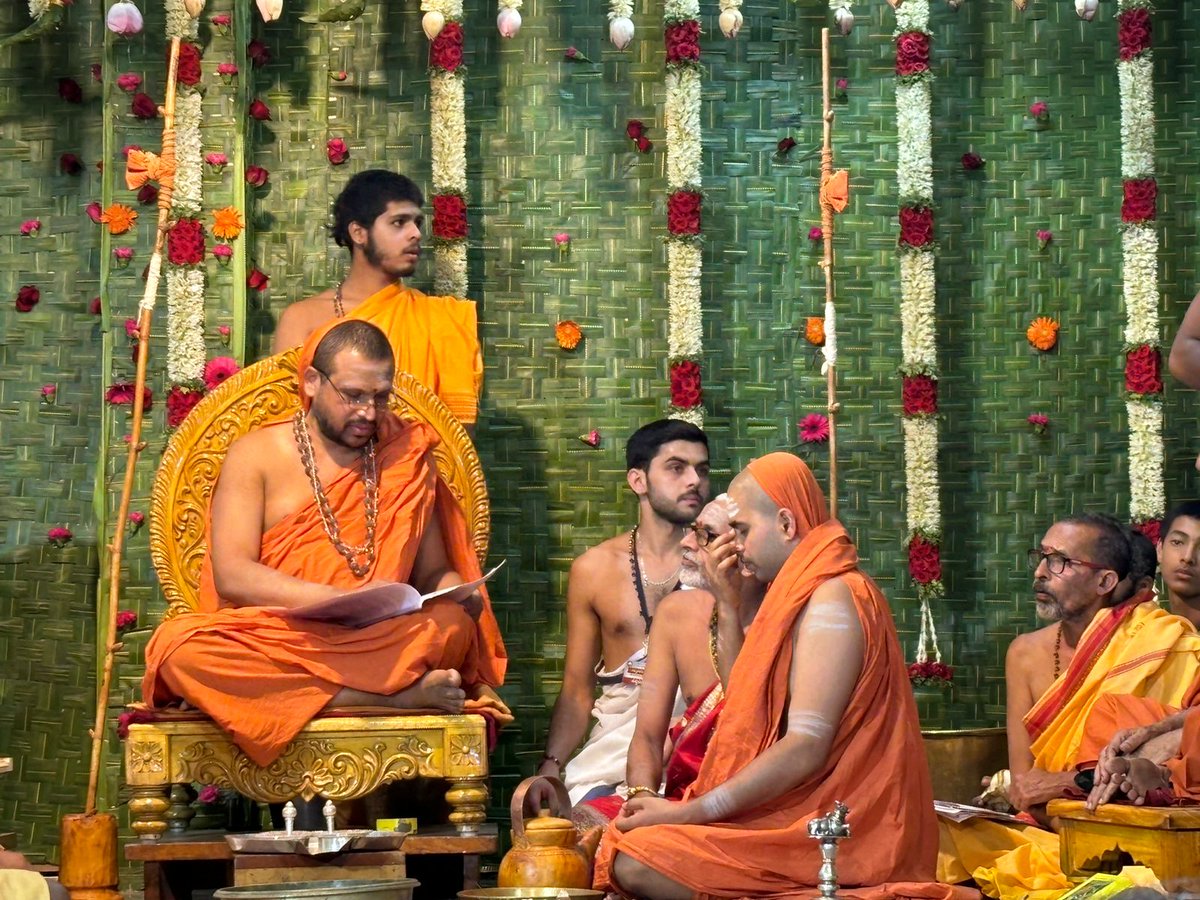 dineshgrao's tweet photo. ಶಿರಸಿಯ ಸ್ವರ್ಣವಲ್ಲಿ ಮಹಾಸಂಸ್ಥಾನದ ಉತ್ತರಾಧಿಕಾರಿಯಾಗಿ, 55ನೇ ಯತಿಗಳಾಗಿ ನಿಯೋಜನೆಗೊಂಡಿರುವ ಶ್ರೀ ಆನಂದ ಬೊಧೇಂದ್ರ ಸರಸ್ವತಿ ಸ್ವಾಮೀಜಿಗಳಿಗೆ ನನ್ನ ಅಭಿನಂದನೆಗಳನ್ನು ಅರ್ಪಿಸುತ್ತೇನೆ. 

ಶಂಕರಾಚಾರ್ಯರ ಪರಂಪರೆಯ ಶಿರಸಿಯ ಸ್ವರ್ಣವಲ್ಲಿ ಮಹಾಸಂಸ್ಥಾನಕ್ಕೆ ಸುಮಾರು 1300 ವರ್ಷಗಳ ಇತಿಹಾಸವಿದೆ. ಶ್ರೀ ಮಠದಲ್ಲಿ ವಿವಿಧ ಧಾರ್ಮಿಕ ಕಾರ್ಯಗಳನ್ನ ಅಚ್ವುಕಟ್ಟಾಗಿ ಶ್ರೀ ಗಂಗಾಧರೇಂದ್ರ ಸರಸ್ವತಿ ಸ್ವಾಮೀಜಿಯವರು ನಡೆಸಿಕೊಂಡು ಬಂದಿದ್ದಾರೆ. ಪರಿಸರ ಸ್ವಾಮೀಜಿ ಎಂದೇ ಹೆಸರು ಪಡೆದಿರುವ ಶ್ರೀಗಳು, ಭಗವದ್ಗೀತೆ ಅಭಿಯಾನದ ಮೂಲಕ ಸಮಾಜದಲ್ಲಿ ಸದ್ಭಾವನೆ ಮೂಡಿಸುವ ಹಲವು ಕಾರ್ಯಕ್ರಮಗಳನ್ನ ನೀಡಿದವರು. ಇಂತಹ ಪರಂಪರೆ ಹೊಂದಿರುವ ಮಹಾಸಂಸ್ಥಾನದ ನಿಯೋಜಿತ  ಯತಿಗಳಾಗಿರುವ ಬೋಧೇಂದ್ರ ಸರಸ್ವತಿ ಸ್ವಾಮೀಜಿಯವರು ಮಠದ ಹೆಸರನ್ನ ಇನ್ನಷ್ಟು ಉತ್ತುಂಗಕ್ಕೆ ಕೊಂಡೊಯ್ಯಲಿ ಎಂದು ಶುಭಕೋರುತ್ತೇನೆ..