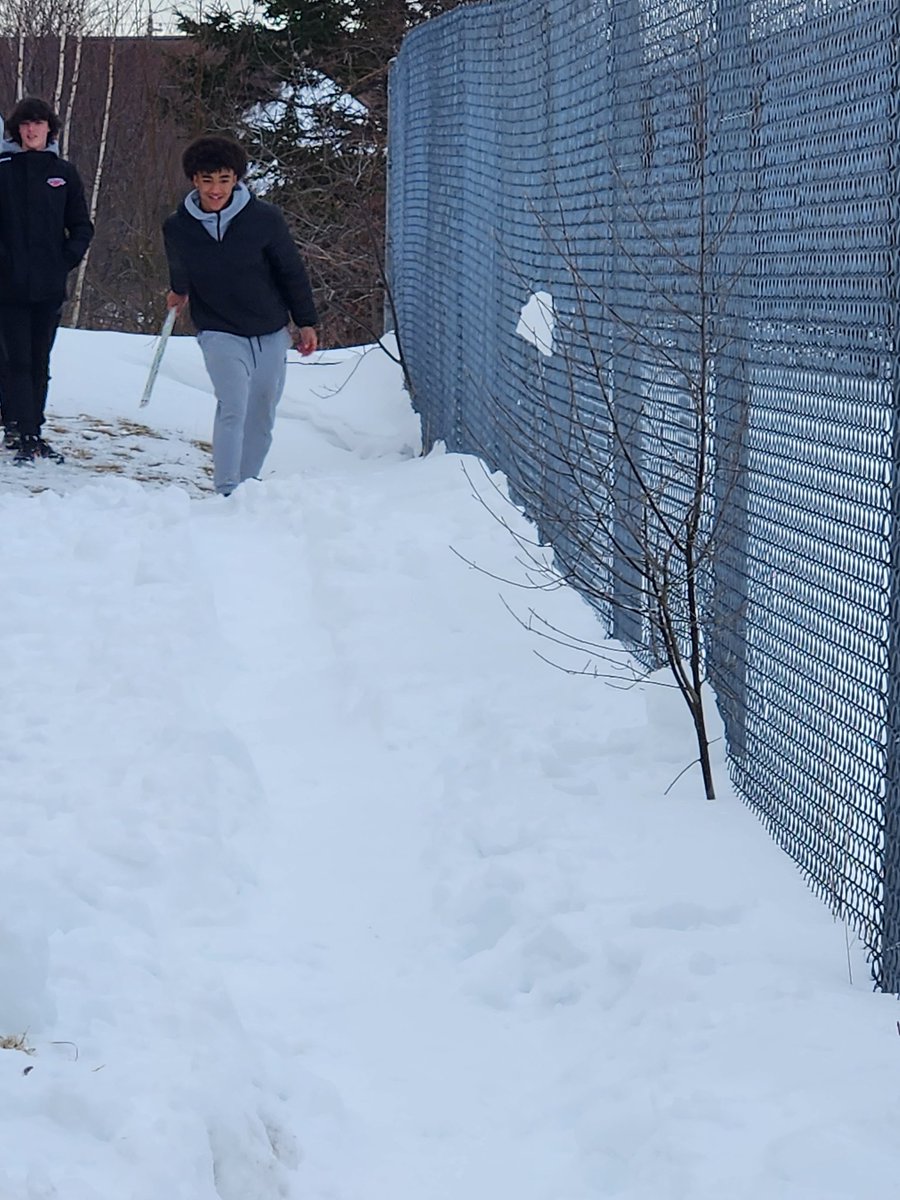 ❄️ Aujourd'hui les élèves ont joué à Elipqumu'taqn. Ils ont préparé des serpents en bois pour glisser sur la piste de neige. Monsieur C est très attentif en adoptant Physically Active Framework &amp; en intégrant l'apprentissage culturellement riches.  <a href="/GCJHWildcats/">Graham Creighton</a> @HRCE_FSL