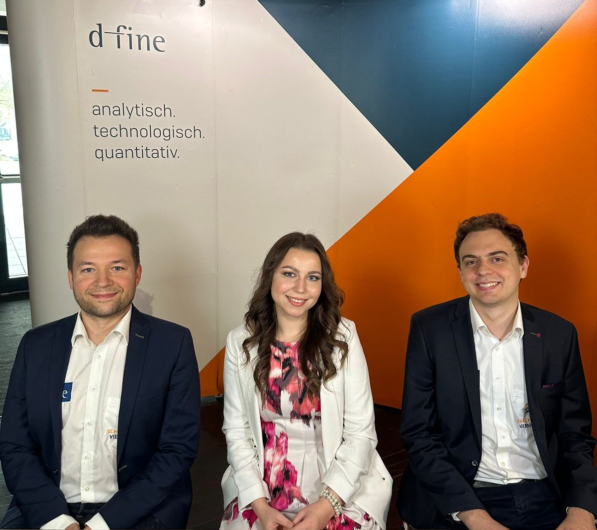 Das vielleicht stärkste Team im Saal:

Die Bundesliga wird Ihnen heute, morgen und übermorgen präsentiert von <a href="/IljaZaragatski/">Ilja Zaragatski</a>, <a href="/chessborn/">Angelika Valkova</a>, Dennis Wagner und (hinter der 📸) <a href="/DinaraWagner/">Dinara Wagner</a>💪

👉 youtube.com/watch?v=7kXNZl…