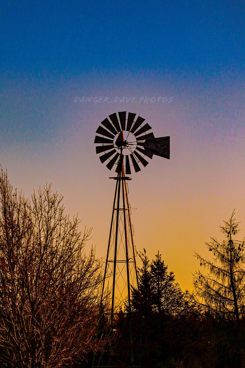 DangerDavePhoto's tweet photo. Week 8 @52frames weekly challenge: Complementary colors (Blue/Orange).
📸💥☀️
#52frames_complementarycolors #photography #photographer #weathervane #kansas #kansasisbeautiful #sunrise #sunriseoftheday #junctioncity #52frames #explore #adventure #outdoors https://t.co/XCGrEiHDyz