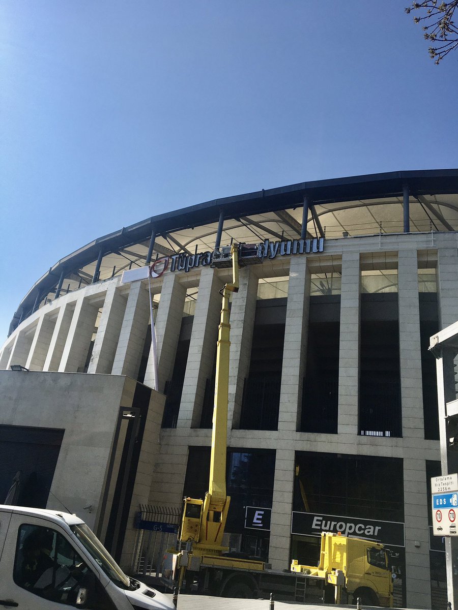 Ulunini's tweet photo. Tüpraş Stadyumu ne yahu?! Ben bu bacasız sanayi oluşumundan hiç hoşlanmıyorum. Parayı bastıranın düdüğü çalması gerçeği tahammül edilemez bir gerçek. Yarın bir gün aklımda öyle isimler var ki! Allah muhafaza ya parayı bastırırsa adını yazabilecek misiniz oraya?! Bu kadar mı yani? https://t.co/Rxx92AP2U0