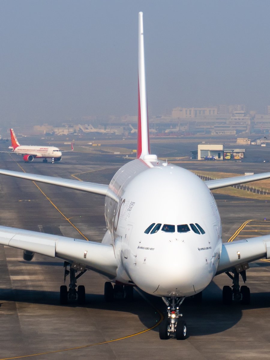 📸𝙁𝙡𝙖𝙨𝙝𝙗𝙖𝙘𝙠 𝙁𝙧𝙞𝙙𝙖𝙮 ft. the @emirates @Airbus #A380 aka the King of the skies outbound CSMIA Mumbai on a fine morning. 😍✈️⁣