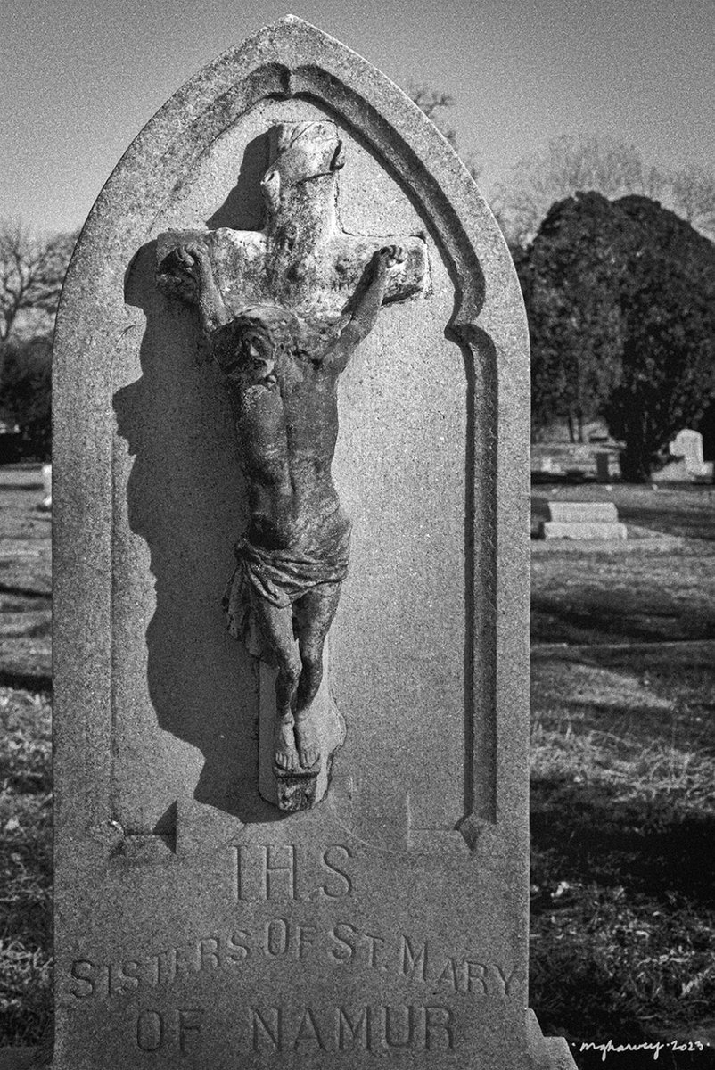 melindagharvey's tweet image. Cemetery had
section saved for Sisters
who have departed.

Oakwood Cemetery
Fort Worth, Texas
photographed 12.24.2022
#haiku #poetry #fivesevenfive #17syllables #photography wp.me/p2lM0k-50i