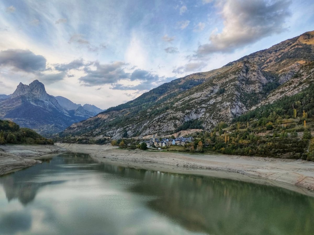 Huesca_LaMagia's tweet photo. Déjate cautivar por el hechizo de la Peña #Foratata ⛰, donde la majestuosidad de la naturaleza se une con el encanto del pequeño pueblo de #Lanuza, a orillas de su sereno pantano 💧.
Fotón de https://t.co/t0k3ViEL3N https://t.co/MAdfA0Cp7u
