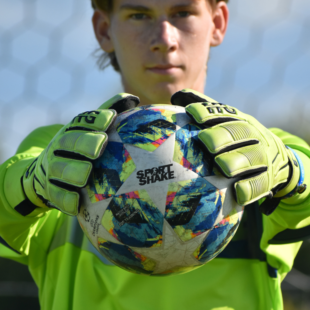 Who says student athletes can't have it all? Sport Shake brings you the best of both worlds: a smooth and creamy treat that's packed with the power you need to excel in sports and academics. 📚🏋️‍♂️