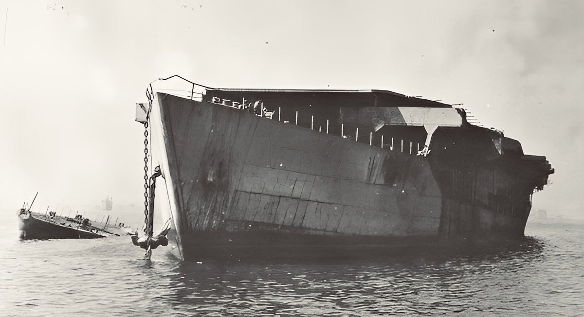 ozkuner's tweet image. 陸軍「空母かぁ」
↓
陸軍「せや‼︎ 対潜水艦戦できる護衛空母兼タンカーを作ったろ」
↓
陸軍空母山汐丸竣工
↓
攻撃されて着底
↓
陸軍「」
↓
終戦
↓
GHQ「山汐丸は解体な」
↓
三菱「うわぁ、着底してた山汐丸を浮上させたら船体がヘシ折れた」
↓
三菱「引き揚げると大赤字や」
↓…