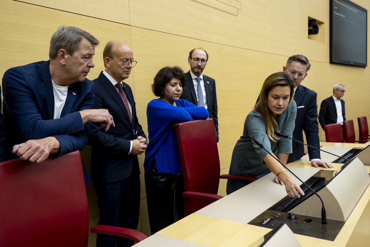 🟢⚪🔴🤝⚪️🔵 Das Präsidium von <a href="/Landtag_NRW/">Landtag NRW</a> zu Gast im Maximilianeum! Die Delegation um Präsident André Kuper tauschte sich mit unserem Leitungsgremium u.a. zum neuen Besucherfoyer &amp; zum elektronischen Abstimmungssystem im Plenarsaal #LTBY aus. Mehr Infos: bayern.landtag.de/aktuelles/vera…