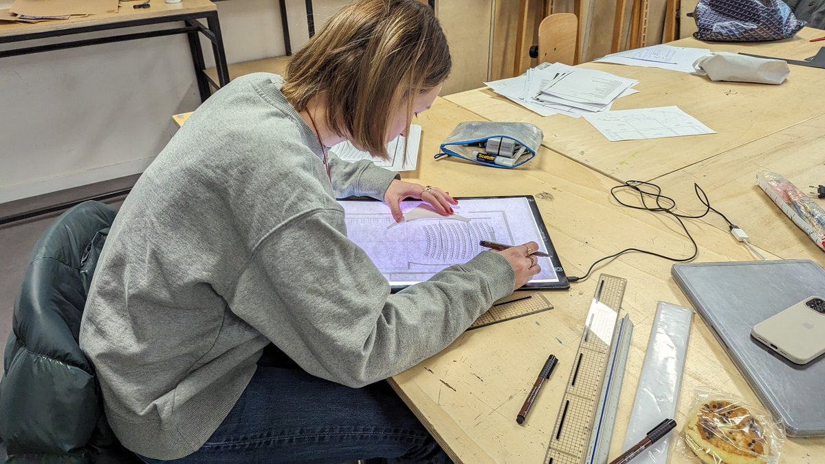 ESMArtistiques's tweet photo. Retour sur le workshop scénographique : nos étudiants en Design d’Espace sous la direction du scénographe Daniel Fayet.
Notre article à lire ici 👉 https://t.co/Pj9iz2WKK6
#esma #designdespace #scenegraphie https://t.co/cMhxN8Bung