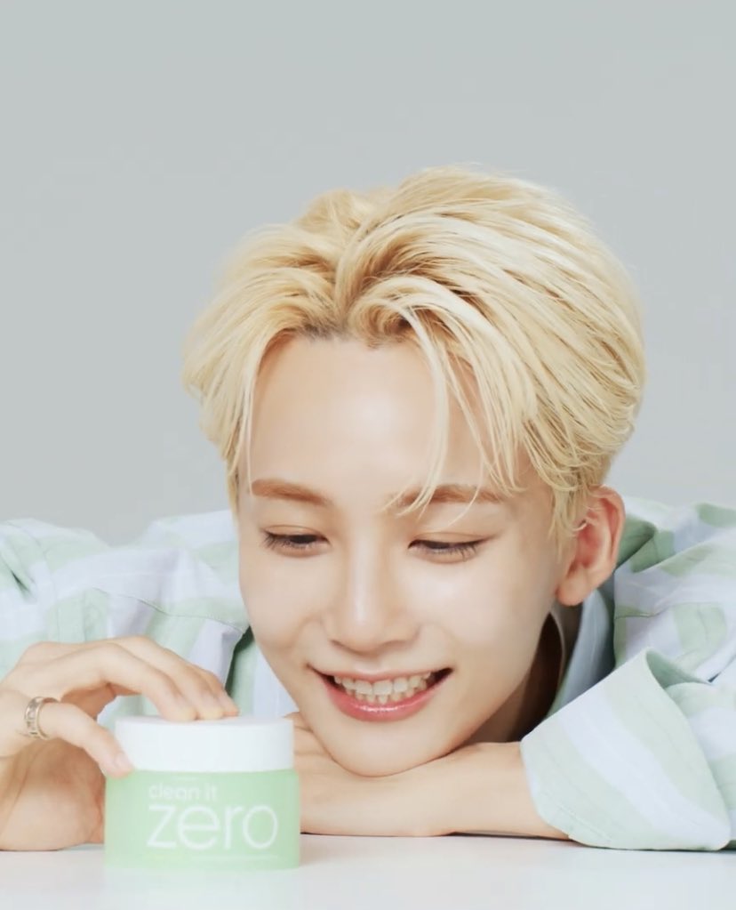 lemoncoco_'s tweet photo. 아기처럼 까라락 웃는 텨냐냐 진짜 조아하는데
요 때는 심지어 광고라 긴장감+비즈니스 성격이 함유돼서
캐 귀여운 오르끼에떼가 떼굴떼굴 굴러다님 https://t.co/Gwfx4s5NYd