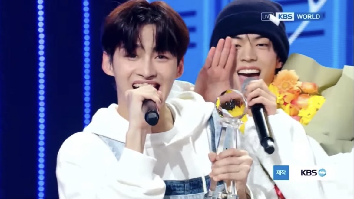vercoupszone's tweet photo. will never get tired of hearing @TWS_PLEDIS' god tier vocals 🎤🤍

#TWS4thWin #PlotTwist4thWin https://t.co/EtYCHBi09r