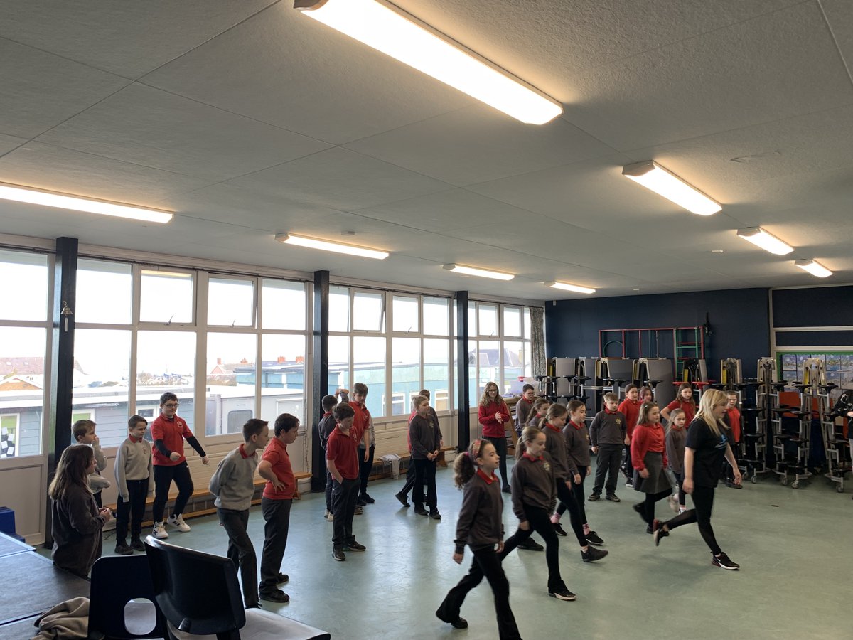 Diolch i Laura McCabe Dance am ddod i roi sesiwn dawns i ddisgyblion bl.2-6 / Thank you to Laura McCabe Dance for giving a dance session to year 2-6 pupils