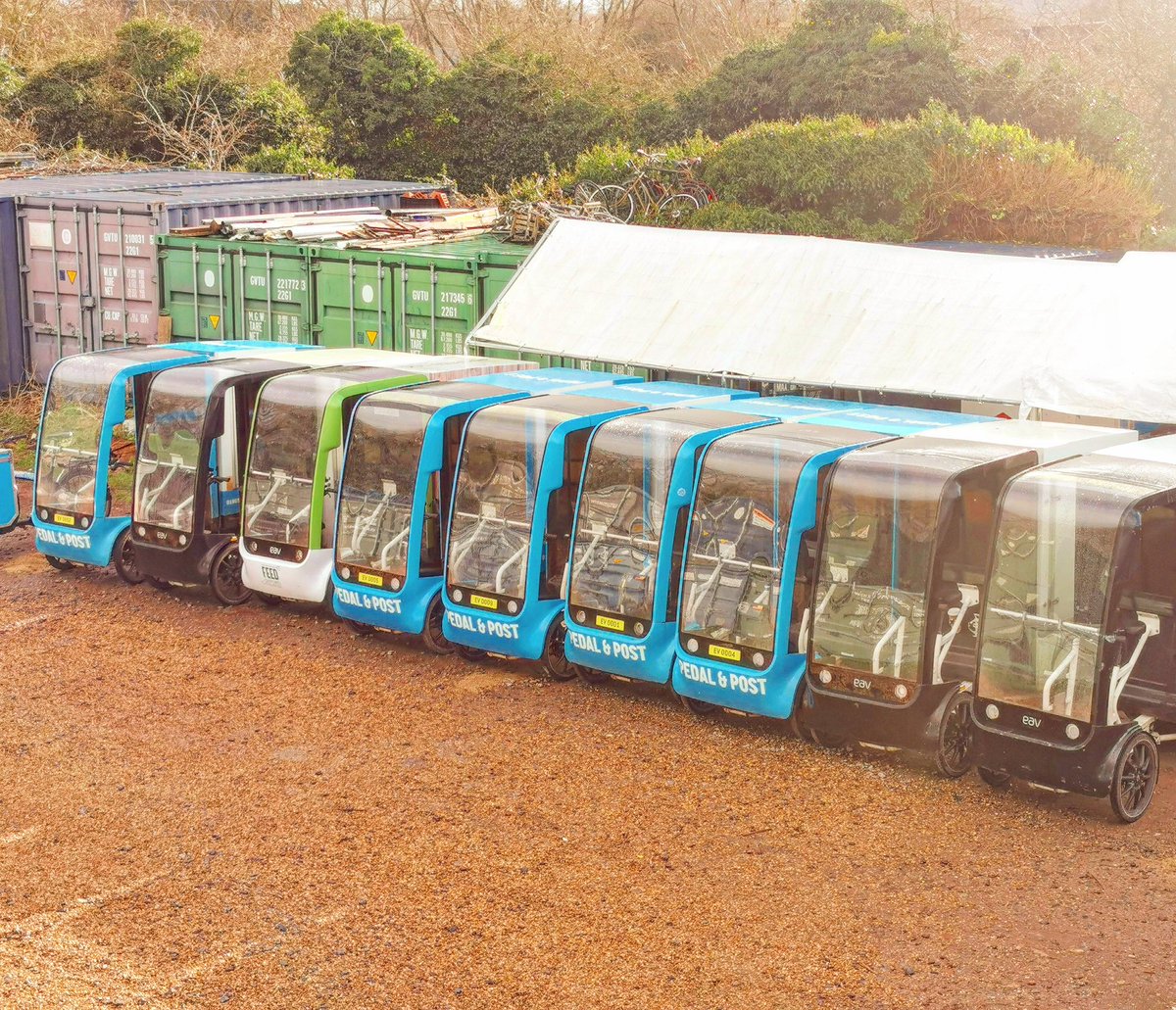 🚴‍♂️ Our fleet of @EAVcargo ready for an expansion next week! They'll all be full of deliveries across #Oxford 📦 Watch this space and wishing you all happy #fridayvibes 💙 #decadeofthecargobike