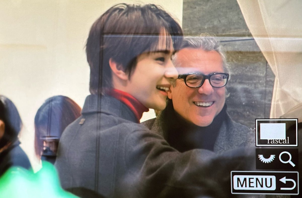 240223 TODS MILAN 매장 #정우 #JUNGWOO 

#JUNGWOOxTods #JUNGWOOxTodsFW24  <a href="/Tods/">Tods</a>

안으로 들어가다가 다시 뒤돌아 창문에서 팬들한테 인사 해주는 우리 천사 강아디가 여기 있네욤~