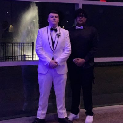 NotScar_'s tweet photo. @KoltonBaughman @9axez @ripconvix act hard im just takin a photo w my friends idk why u hatin https://t.co/vsjOCCd0vP