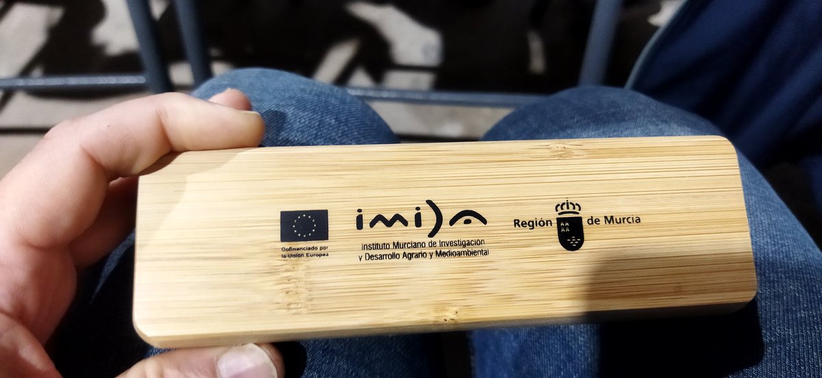 Hoy los trabajadores del <a href="/imida_murcia/">IMIDA Murcia</a> que recientemente tomamos posesión de la plaza de funcionarios de carrera hemos recibido un pequeño detalle de manos de @rubirademo, Consejera de <a href="/RM_Agua/">Consejería de Agua, Agricultura, Ganadería y Pesca</a>  y del Director Andrés Martínez. Muchas gracias!!!