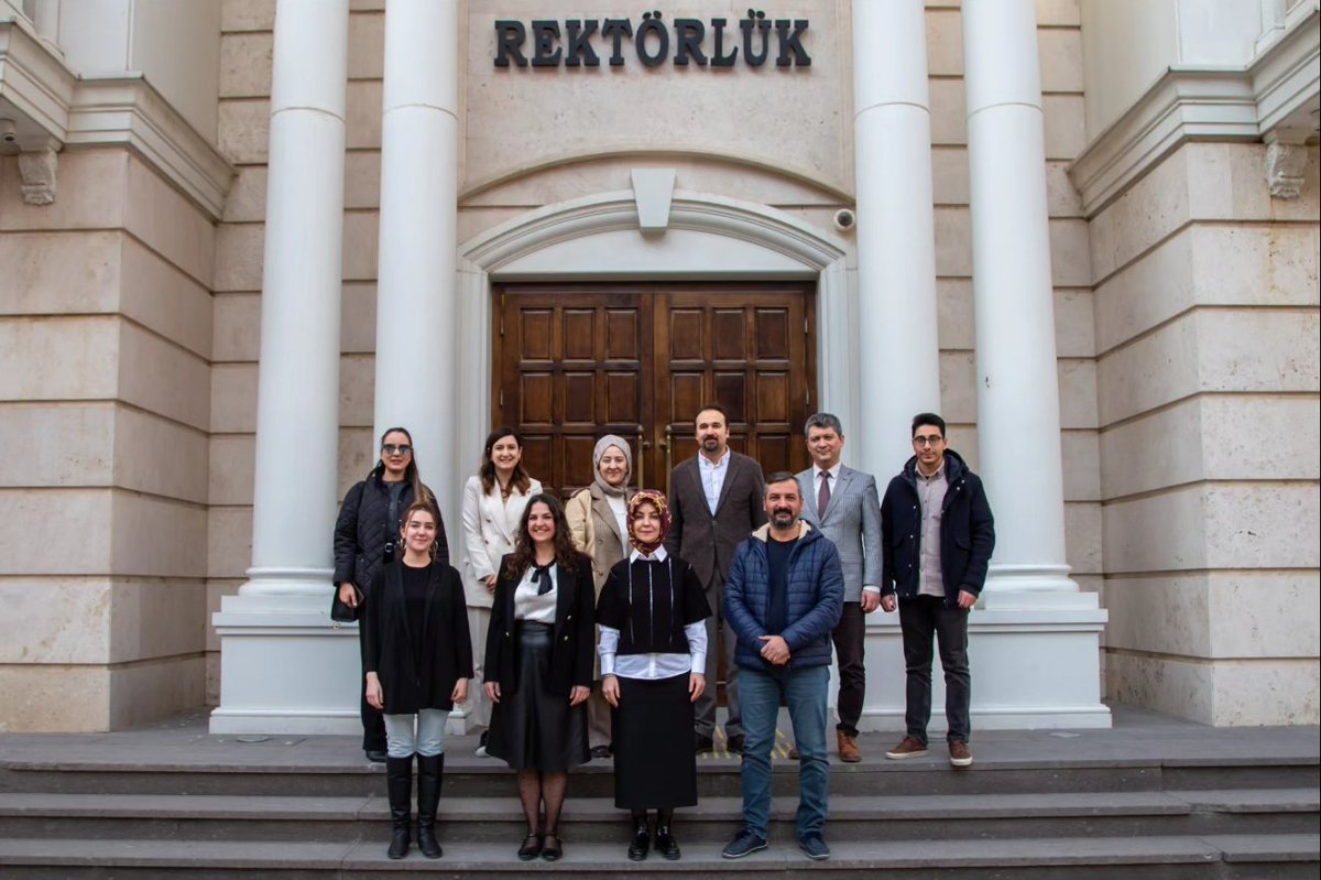 Üniversitemizde, Aile ve Sosyal Hizmetler Bakanlığı Eğitim ve Yayın Dairesi Başkanlığı tarafından çıkarılan Aile Çocuk Dergisinin içeriği ve geliştirilmesi kapsamında toplantı gerçekleştirildi.
<a href="/tcailesosyal/">T.C. Aile ve Sosyal Hizmetler Bakanlığı</a> <a href="/ZaferKurtaslan/">Zafer KURTASLAN</a>