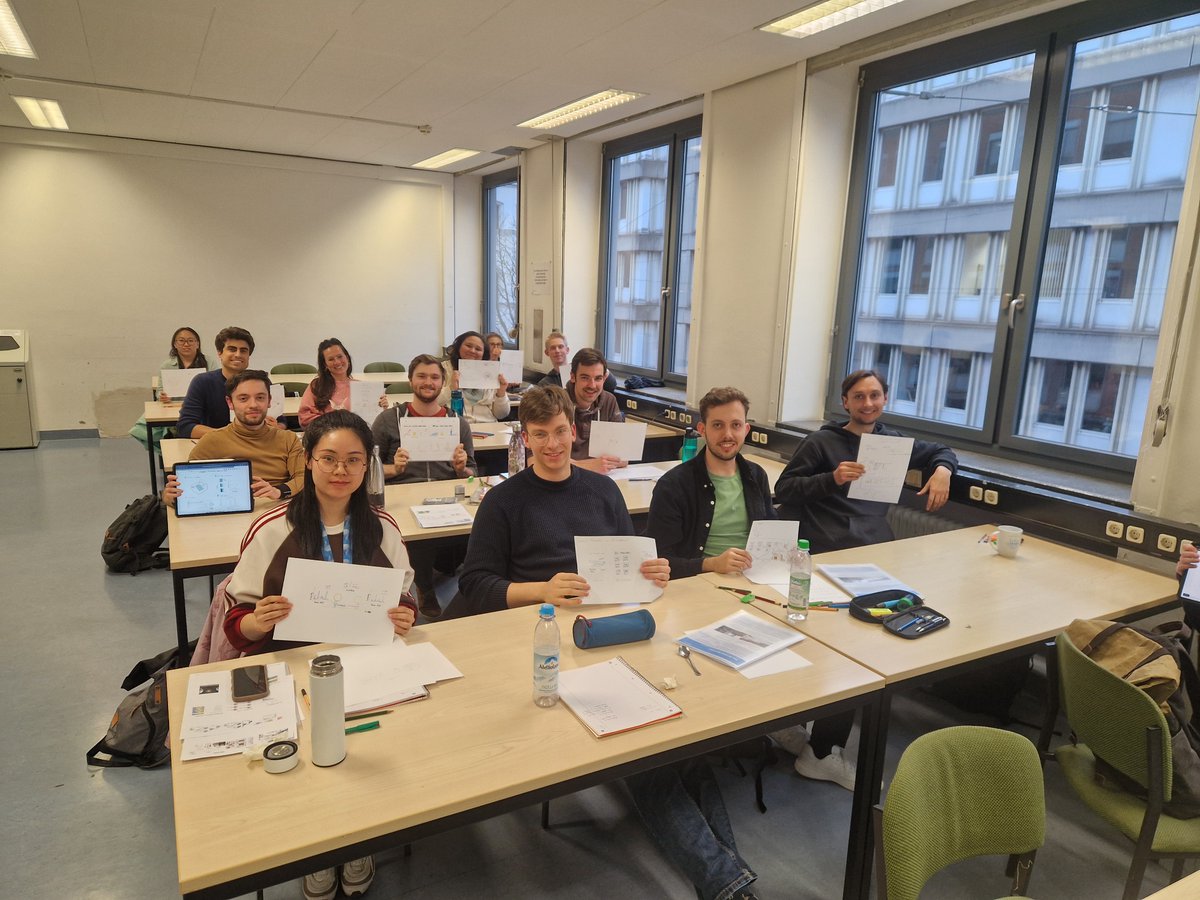 CeNS_LMU's tweet image. Visual communication of Science workshop for CeNS and SFB1032 graduate students - thank you Jernej Zupanc @Seyens for delivering this very helpful and inspiring training!