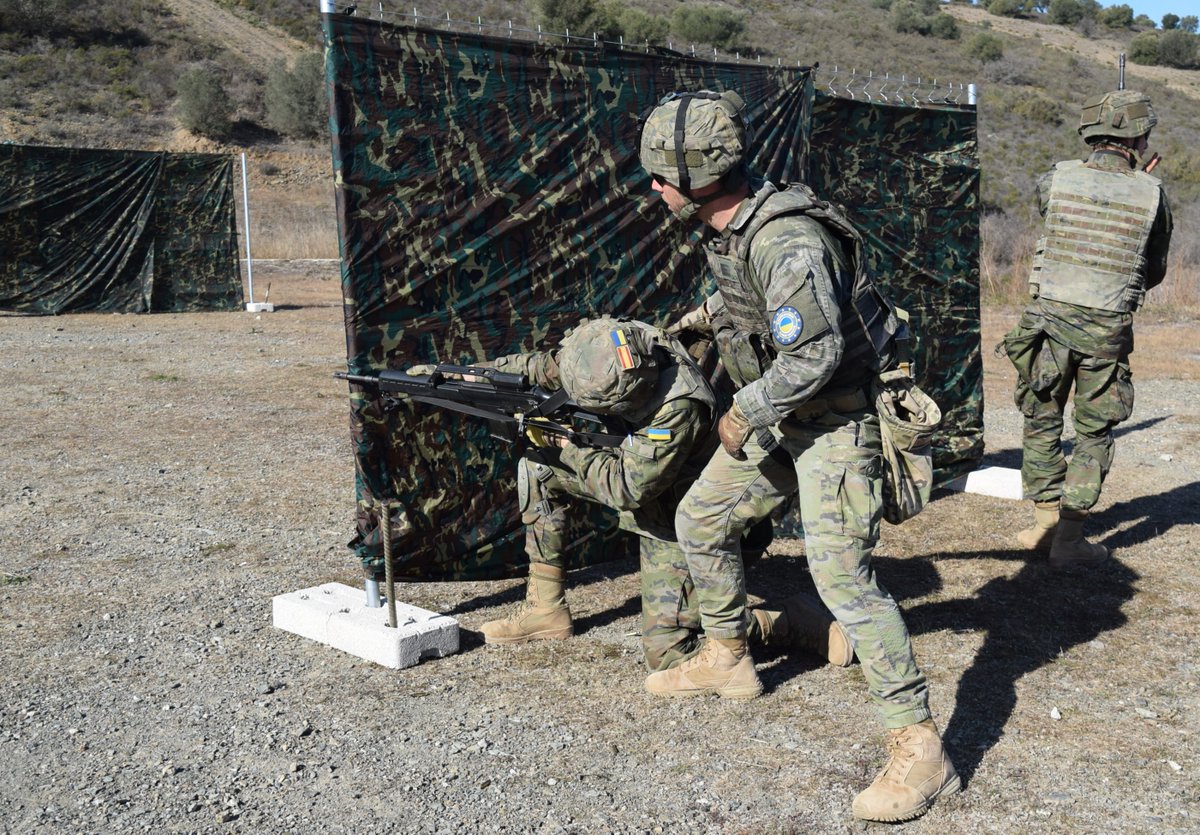 EMADmde's tweet photo. La recreación realista del entorno en situaciones tácticas concretas supone una gran ventaja en la instrucción. Los militares del Regimiento de Infantería nº63 #RI63 forman a sus homólogos ucranianos del módulo #SquadCommander en la misión #EUMAM_UA_TTCC @EjercitoTierra #MOPS https://t.co/7Hy4saJdNV