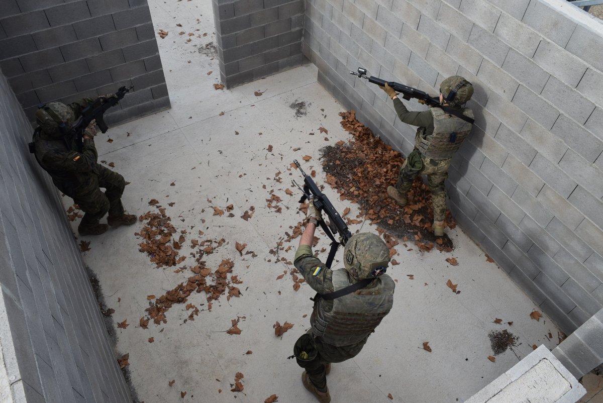 EMADmde's tweet photo. La recreación realista del entorno en situaciones tácticas concretas supone una gran ventaja en la instrucción. Los militares del Regimiento de Infantería nº63 #RI63 forman a sus homólogos ucranianos del módulo #SquadCommander en la misión #EUMAM_UA_TTCC @EjercitoTierra #MOPS https://t.co/7Hy4saJdNV
