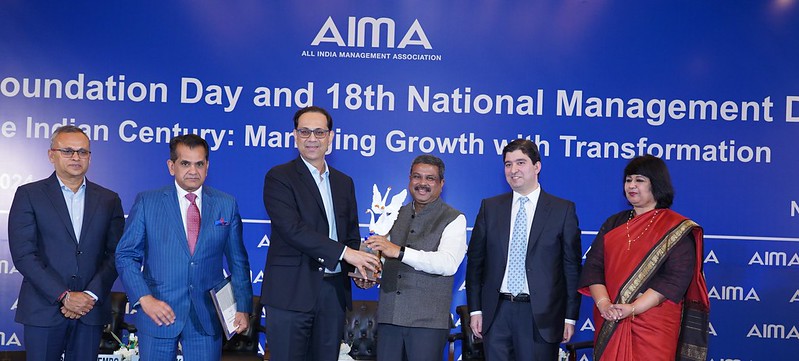 Congratulations to @sanjivrbajaj on being awarded the AIMA - JRD Tata Corporate Leadership Award. His visionary leadership has made Bajaj Finserv a colossal force in India's financial sector.
