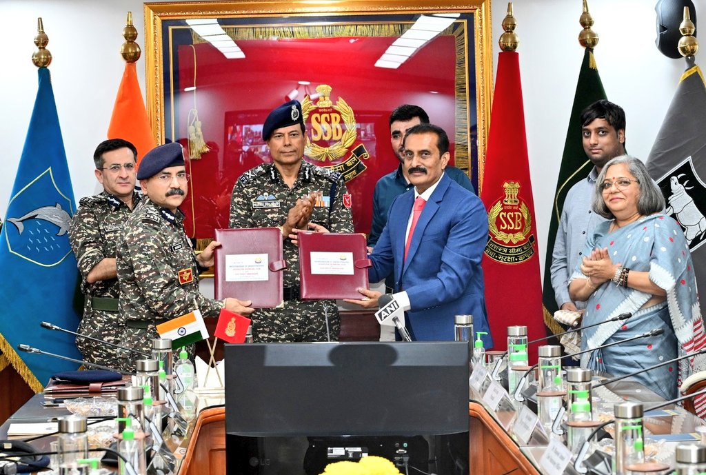 SSB_INDIA's tweet photo. A significant step towards empowering the future generations. An MoU has been inked between #SSB and United World Academy, Bangaluru, offering world class affordable education for children of #SSB personnel.

#EducationForAll #MoU @PMOIndia @HMOIndia @PIB_India
@Maqsood_amd https://t.co/GUm41mXgjJ