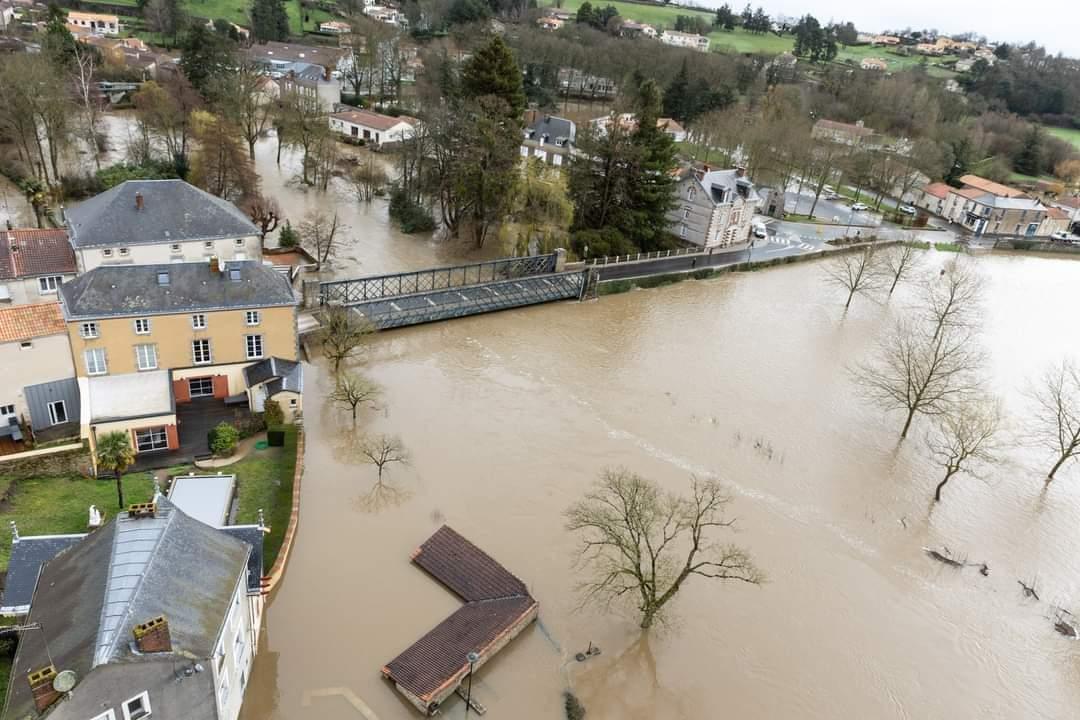 ☔🌊 Importante crue de la Sèvre Nantaise ce vendredi matin ici à Saint Laurent-sur-Sèvre en #Vendée 😯
📸 Jean-Marie Poirier

<a href="/GWoznica/">Guillaume Woznica</a> <a href="/KeraunosObs/">Keraunos</a> <a href="/lavendeeinfo/">La Vendée Info</a> <a href="/MeteoExpress/">Météo Express</a> <a href="/Meteovilles/">Guillaume Séchet</a> <a href="/lachainemeteo/">La Chaîne Météo</a> <a href="/VigiMeteoFrance/">VigiMétéoFrance</a> <a href="/meteofrance/">Météo-France</a>
