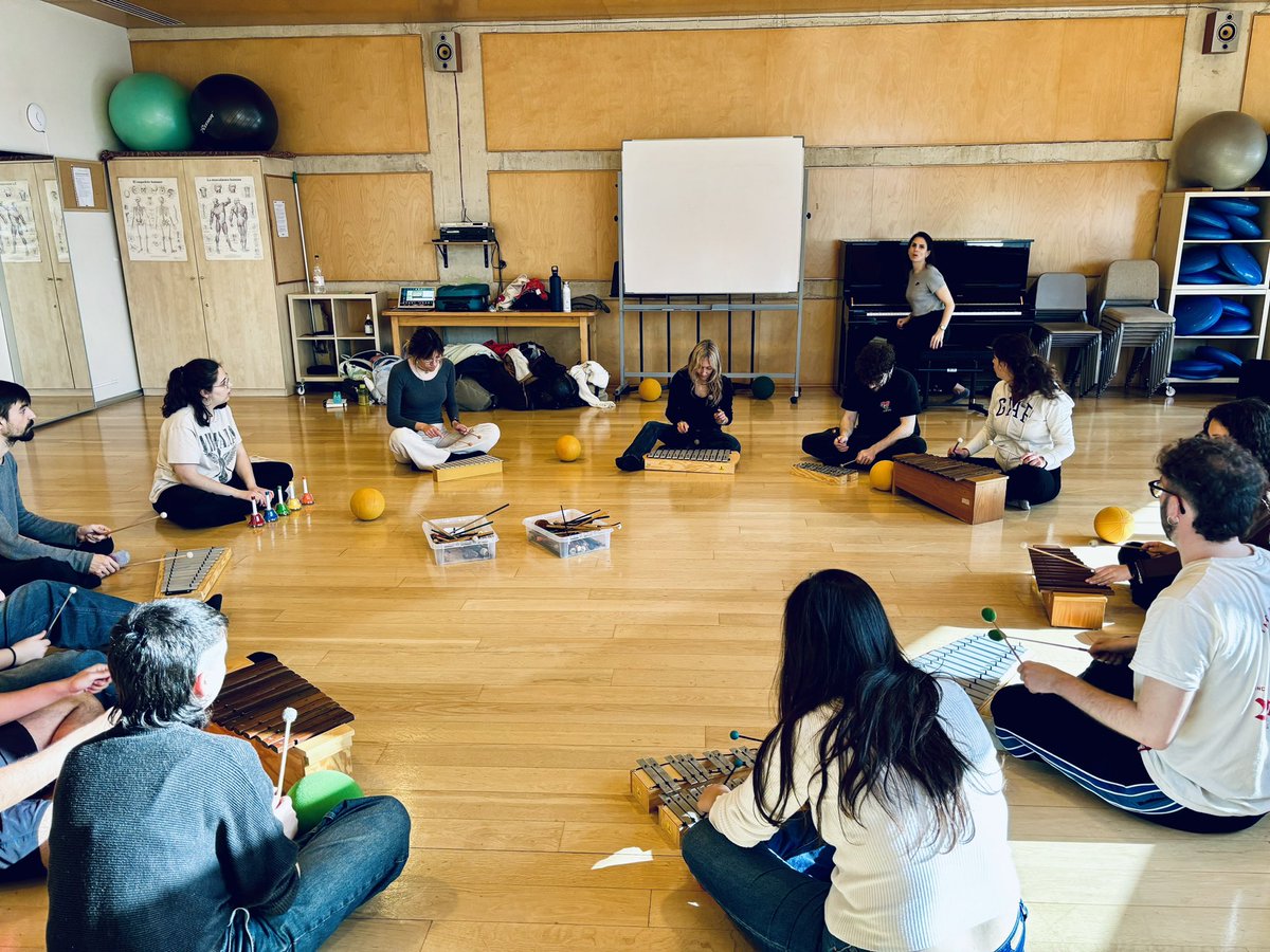 pedagogiaesmuc's tweet photo. #CONVIDADES al Seminari de Didàctica, on aquest matí estem gaudint de les propostes “esportives” de l’Anna Quílez.

@esmuccat #pedagogia https://t.co/fjyhLwXQQs