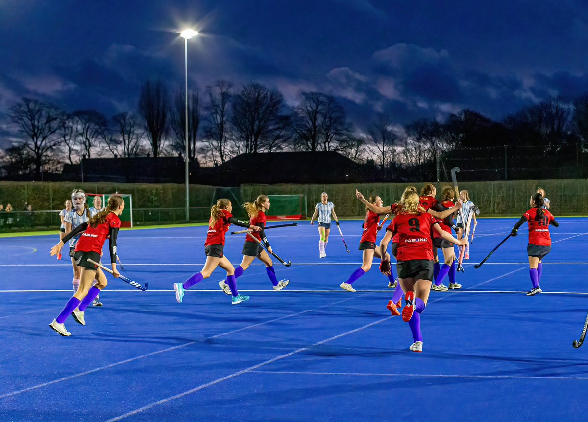 🚨National Finals🚨 A fantastic 4-0 win over Clifton College in the T1 QF yesterday, sees the U16’s make it into National Finals next month. Some brilliant photos from @AndyBalmford 🔴⚫️ #oakhamhockey