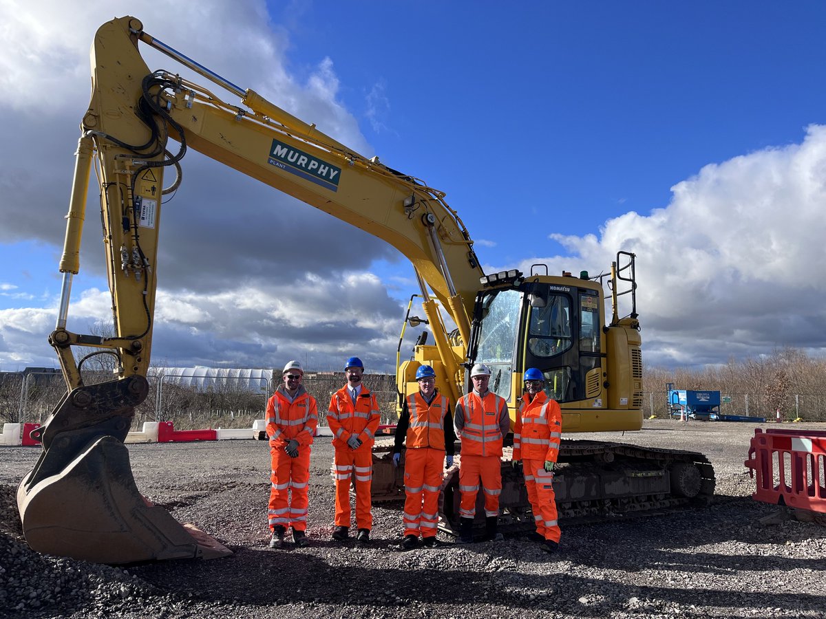 We recently welcomed @AnthonyBrowneMP to the #CambridgeSouth station worksite to show the progress towards opening this new station in 2025. We showed him the foundations for the station buildings, the lift pits and platform locations. @moretomurphy @ColasRailUK