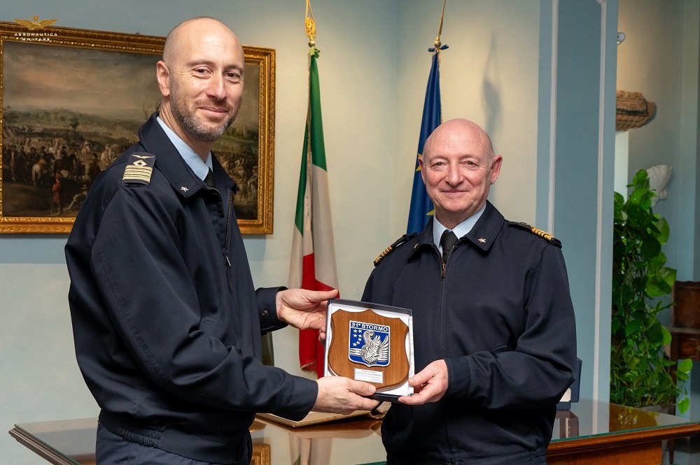 ItalianAirForce's tweet photo. Ciampino (RM), nei giorni scorsi il Capo di Stato Maggiore dell'Aeronautica Gen. S.A. Luca Goretti, ha visitato il 31° Stormo e il 2° Reparto Genio dell'#AeronauticaMilitare.

Leggi la news per maggiori dettagli ➡️https://t.co/YezmzfOs2x https://t.co/AM7azoy4p1