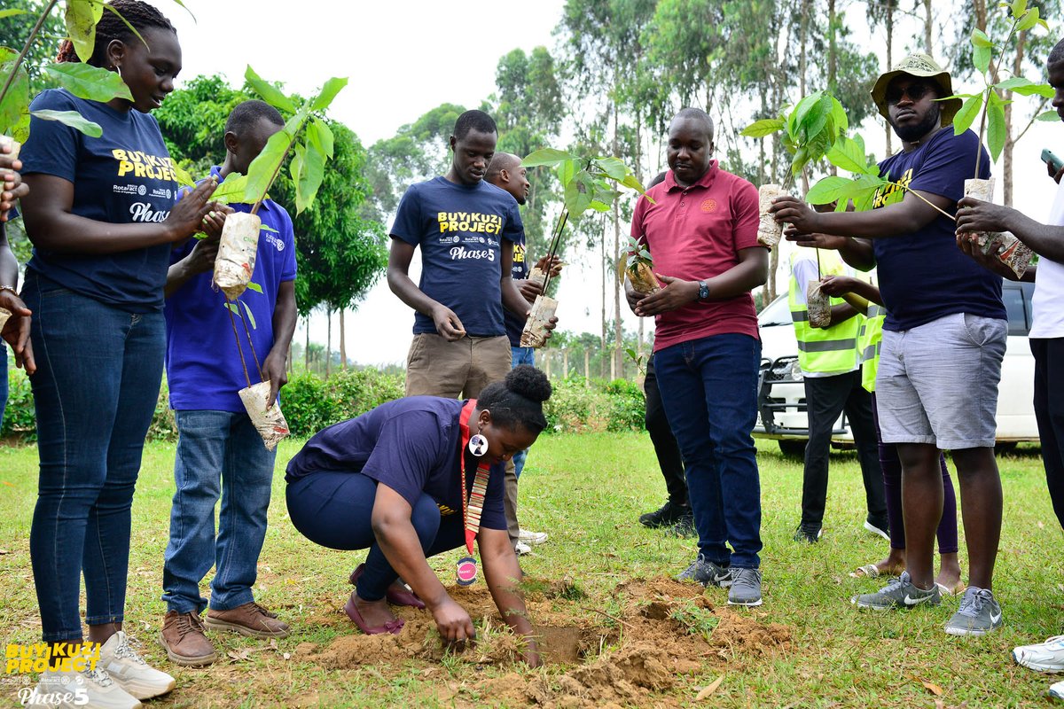 RotaryMedia256's tweet photo. Celebrating 119 years of Rotary service and the countless lives touched by Rotarians' dedication and compassion. Thank you to all Rotarians for your commitment to service, fellowship, and making a difference in the world. Happy anniversary, @Rotary! #MakingADifference https://t.co/sODS92rzRn
