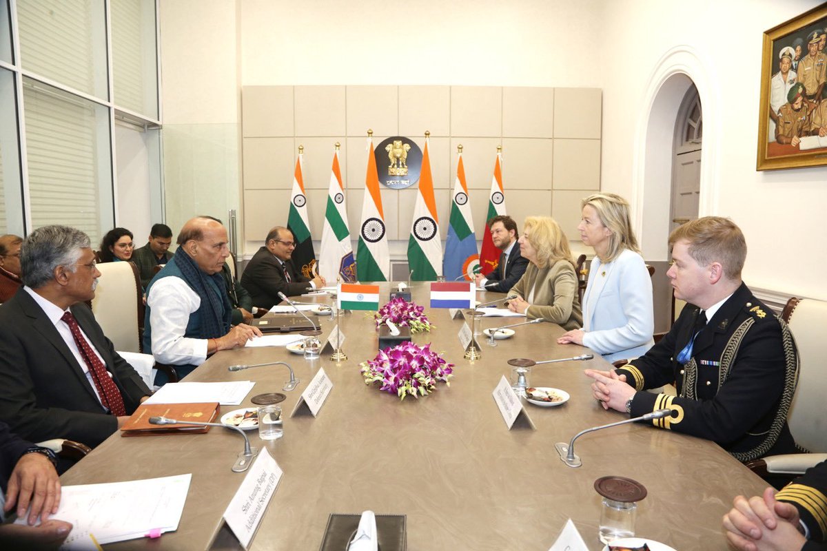 DDTamilNews's tweet photo. பாதுகாப்பு அமைச்சர் @rajnathsingh, நெதர்லாந்து பாதுகாப்பு அமைச்சர் Kajsa Ollongren உடன் புதுதில்லியில் இருதரப்பு பேச்சுவார்த்தை நடத்தினார்
@DefenceMinIndia @KajsaOllongren @IndinNederlands @MEAIndia @RajnathSingh_in @DGDDNews
#defenceministers #Netherlands #KajsaOllongren https://t.co/YQkK6zHhDo