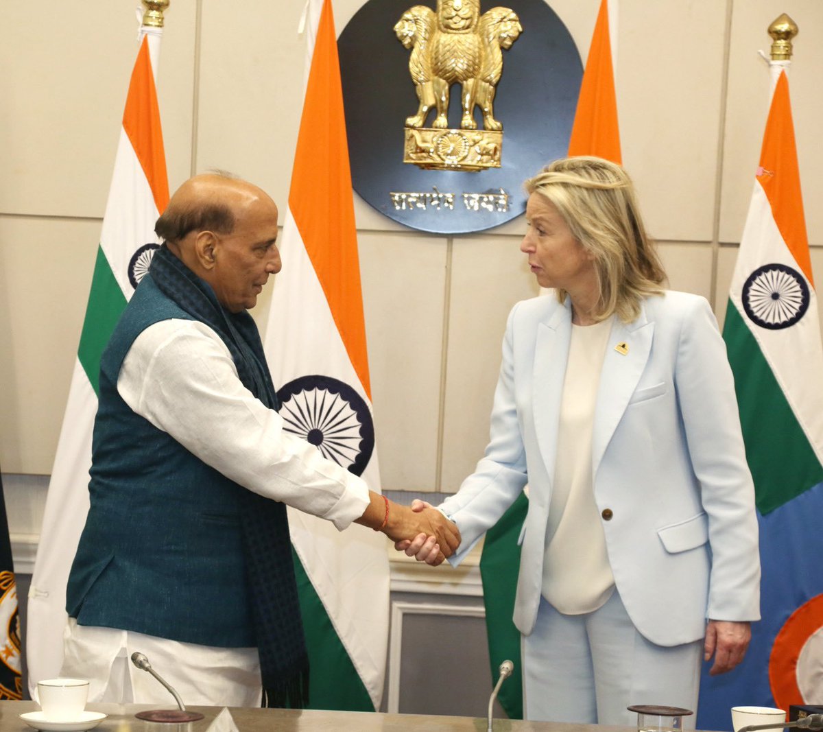 DDTamilNews's tweet photo. பாதுகாப்பு அமைச்சர் @rajnathsingh, நெதர்லாந்து பாதுகாப்பு அமைச்சர் Kajsa Ollongren உடன் புதுதில்லியில் இருதரப்பு பேச்சுவார்த்தை நடத்தினார்
@DefenceMinIndia @KajsaOllongren @IndinNederlands @MEAIndia @RajnathSingh_in @DGDDNews
#defenceministers #Netherlands #KajsaOllongren https://t.co/YQkK6zHhDo