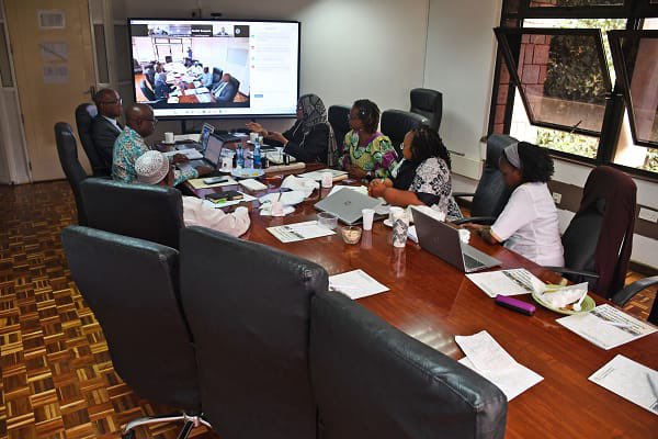 au_ibar's tweet photo. A significant meeting took place today at AU-IBAR between @au_ibar &amp; @WOAH_Africa. In discussion were crucial topics such as joint activities &amp; collaboration areas. 

A step forward in strengthening partnerships &amp; achieving common goals in #AnimalResources development. https://t.co/AiFCboPyIW