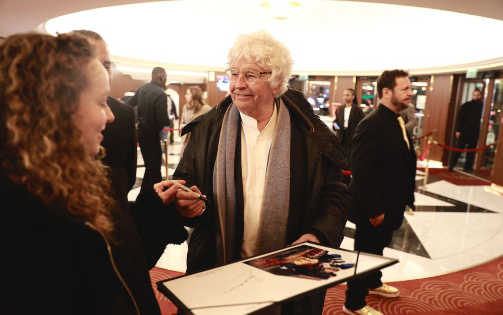 RexStudiosParis's tweet photo. Nous sommes très fiers d’accueillir dans la collection du #RexStudios, l’autographe d’une légende du cinéma français, celle du réalisateur Jean-Jacques Annaud !🤩🙌🏻 https://t.co/jmeVHc7X8u