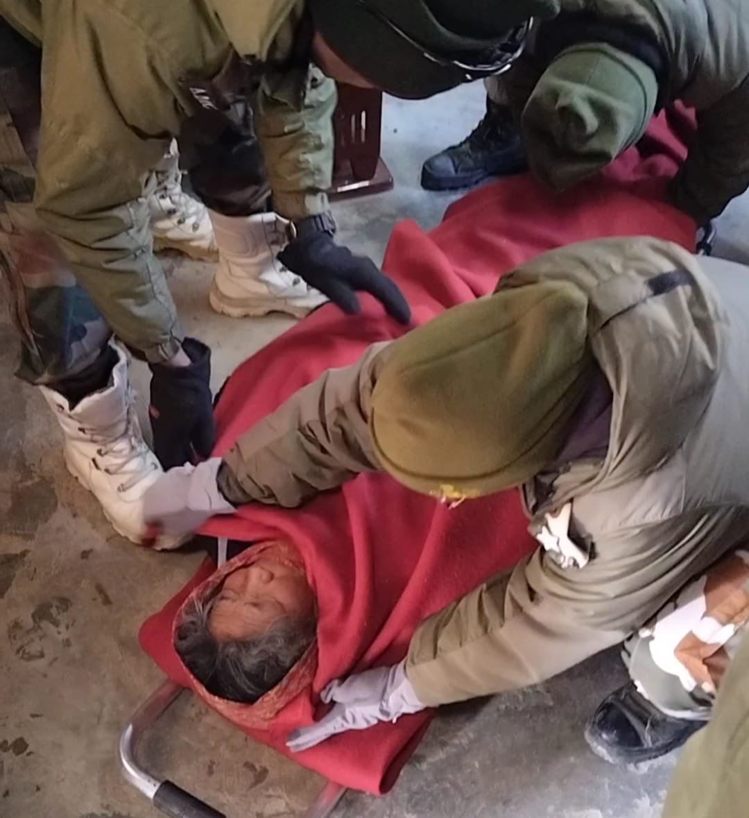 NyomaSub's tweet photo. Indian Army, ITBP, IAF, and Civil Administration have successfully coordinated the medical evacuation, rescuing an elderly woman from the remote village of Tegazong admist freezing temperatures. 

#IndianArmy #ITBP #IAF 
#RescueMission 
#ChangthangPlains https://t.co/ElEtCKtd6e