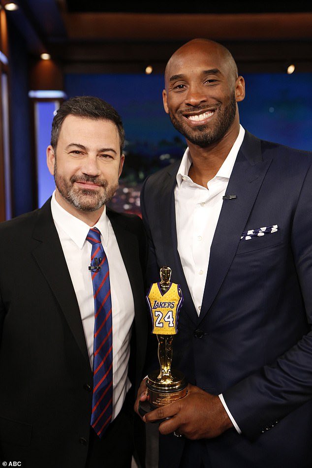 “Jimmy Kimmel blaguait sur un de nos joueur qui était souvent blessé. 

Mais Kobe a dit « C’est notre coéquipier. Il n’est pas là pour les matchs mais il fait bien son travail. »

Quand Kobe à défendu Adam Morrison, c’est là que j’étais le plus fier de lui.”

🎙️— Phil Jackson 🤍