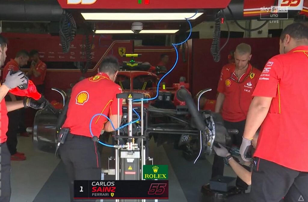 Sainz ai box, i meccanici avviano le operazioni di cambio sedile e pedaliera per Leclerc

#F1 #F1testing

Segui la diretta: ift.tt/zID87kx