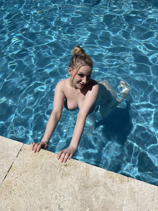 Come hang by the pool? https://t.co/DxXopOhbaP